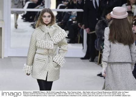 Paris Fashion Week - Gigi Hadid während Chanel Modenschau 205562 Julien de Rosa Starface 2016-03-08 Paris France Fashion week ready to wear AW 2016. Defile de mode pret a porter automne hiver 2016. Chanel Hadid, Gigi  Copyright: xJulienxdexRosax xStarfacex STAR_205562_096