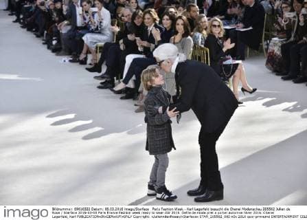 Paris Fashion Week - Karl Lagerfeld besucht die Chanel Modenschau 205562 Julien de Rosa Starface 2016-03-08 Paris France Fashion week ready to wear AW 2016. Defile de mode pret a porter automne hiver 2016. Chanel Lagerfeld, Karl  Copyright: xJulienxdexRosax xStarfacex STAR_205562_080