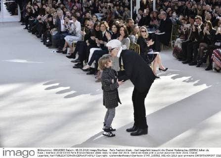 Paris Fashion Week - Karl Lagerfeld besucht die Chanel Modenschau 205562 Julien de Rosa Starface 2016-03-08 Paris France Fashion week ready to wear AW 2016. Defile de mode pret a porter automne hiver 2016. Chanel Lagerfeld, Karl  Copyright: xJulienxdexRosax xStarfacex STAR_205562_081