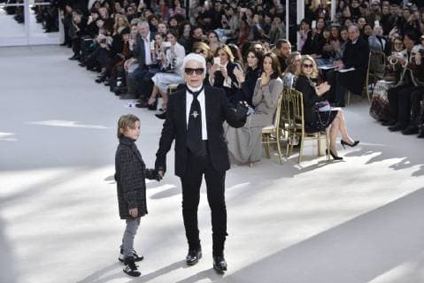Paris Fashion Week - Karl Lagerfeld besucht die Chanel Modenschau 205562 Julien de Rosa Starface 2016-03-08 Paris France Fashion week ready to wear AW 2016. Defile de mode pret a porter automne hiver 2016. Chanel Lagerfeld, Karl  Copyright: xJulienxdexRosax xStarfacex STAR_205562_087