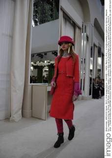 (160309) -- PARIS, March 9, 2016 -- A model presents a creation by German designer Karl Lagerfeld during the Chanel Fall Winter 2016 2017 women s collection show at the Grand Palais in Paris, capital of France, on March 8, 2016. ) FRANCE-PARIS-FALL WINTER 2016 2017 SHOW-CHANEL ShangxXu 