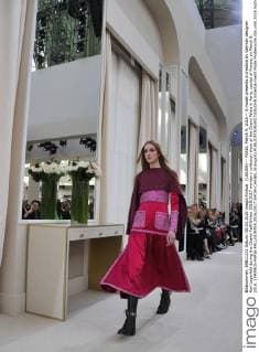 (160309) -- PARIS, March 9, 2016 -- A model presents a creation by German designer Karl Lagerfeld during the Chanel Fall Winter 2016 2017 women s collection show at the Grand Palais in Paris, capital of France, on March 8, 2016. ) FRANCE-PARIS-FALL WINTER 2016 2017 SHOW-CHANEL ShangxXu 