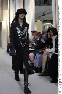 (160309) -- PARIS, March 9, 2016 -- A model presents a creation by German designer Karl Lagerfeld during the Chanel Fall Winter 2016 2017 women s collection show at the Grand Palais in Paris, capital of France, on March 8, 2016. ) FRANCE-PARIS-FALL WINTER 2016 2017 SHOW-CHANEL ShangxXu 