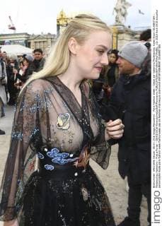 Paris Fashion Week - Gäste der Valentino Modenschau Karen Elson CELEBRITIES : Modenschau Valentino - Pret a Porter - 08 03 2016 GwendolineLeGoff Panoramic 