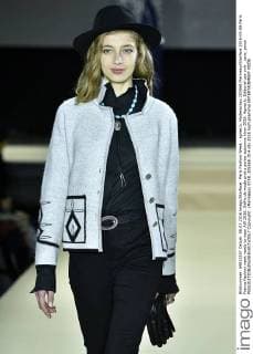 Paris Fashion Week - agnes b. Modenschau 205568 Marineau Starface 2016-03-08 Paris France Fashion week ready to wear AW 2016. Defile de mode pret a porter automne hiver 2016. Agnes b. Editorial use only _sans_perso  Copyright: xMarineaux STAR_205568_014