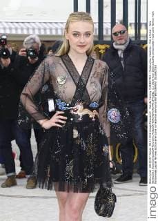 Dakota Fanning CELEBRITIES : Modenschau Valentino - Pret a Porter - Paris 08 03 2016 GwendolineLeGoff Panoramic 