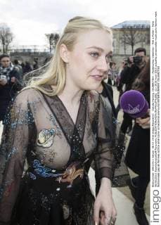 Dakota Fanning CELEBRITIES : Modenschau Valentino - Pret a Porter - Paris 08 03 2016 GwendolineLeGoff Panoramic 