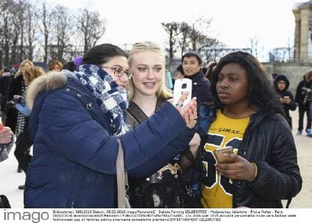 Dakota Fanning CELEBRITIES : Modenschau Valentino - Pret a Porter - Paris 08 03 2016 GwendolineLeGoff Panoramic 