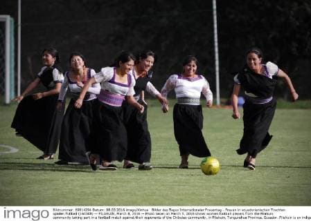 Bilder des Tages Internationaler Frauentag - Frauen in ecuadorianischen Trachten spielen Fußball (160308) -- PILAHUIN, March 8, 2016 -- Photo taken on March 5, 2016 shows women football players from the Pilahuin community taking part in a football match against their opponents of the Chibuleo community, in Pilahuin, Tungurahua Province, Ecuador. Pilahuin is an indigenous village located in the central highlands of Ecuador. Pilahuin natives speak kichwa , and keep traditions in terms of their dress, festival celebrations as well as the use of musical instruments. ) (jg) (ah) ECUADOR-PILAHUIN-WOMEN S DAY-FEATURE SANTIAGOxARMAS 