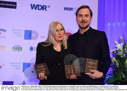 Produzentin Kristine Meierling (ROOF Music) und Schauspeler Lars Eidinger posieren am 08.03.2016 in Köln vor der Verleihung des Deutschen Hörbuchpreis 2016 . Mit der Verleihung des Deutschen Hörbuchpreises beginnt das internationale Literaturfestival.