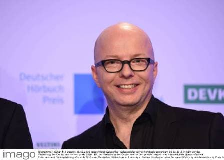 Schauspieler Oliver Rohrbeck posiert am 08.03.2016 in Köln vor der Verleihung des Deutschen Hörbuchpreis 2016 . Mit der Verleihung des Deutschen Hörbuchpreises beginnt das internationale Literaturfestival.