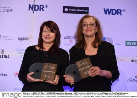 WDR Redakteurin Ulla Illerhaus, l-r, und Regisseurin Petra Feldhoff posieren am 08.03.2016 in Köln vor der Verleihung des Deutschen Hörbuchpreis 2016 . Mit der Verleihung des Deutschen Hörbuchpreises beginnt das internationale Literaturfestival.