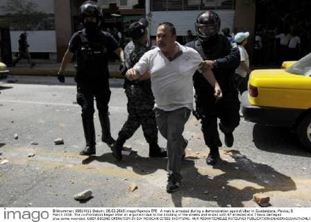 A man is arrested during a demonstration against Uber in Guadalajara, Mexico, 8 March 2016. The confrontation began after an argument due to the blocking of the streets and ended with 47 arrested and 7 taxis damaged plus some wounded. UBER BEGINS OPERATION IN SIX MEXICAN CITIES !ACHTUNG: NUR REDAKTIONELLE NUTZUNG!  MEX03 20160308-635930754802835213