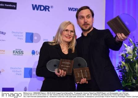 Produzentin Kristine Meierling (ROOF Music) und Schauspeler Lars Eidinger posieren am 08.03.2016 in Köln vor der Verleihung des Deutschen Hörbuchpreis 2016 . Mit der Verleihung des Deutschen Hörbuchpreises beginnt das internationale Literaturfestival.