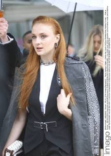 Paris Fashion Week - Gäste der Louis Vuitton Modenschau Sophie Turner - Pret a Porter - 09 03 2016 GwendolineLeGoff Panoramic 