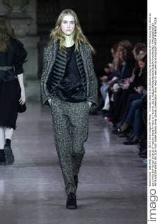 A model takes to the catwalk during the presentation of Moon Young Hee s show as part of the Fall-Winter 2016-2017 Fashion Week in Paris on March 9, 2016.  PAR20160309110 MAYAxVIDON-WHITE