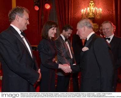 London: Prinz Charles empfängt Gäste zu Galakonzert . London, United Kingdom. Children and the Arts gala concert. Hugh Bonneville (left) looks on as the Prince of Wales meets Harriet Walter (centre) during a gala concert marking the 10th anniversary of the Children and the Arts charity at St James s Palace, London.  xWPAxRotax xi-Imagesx IIM-12161-0003