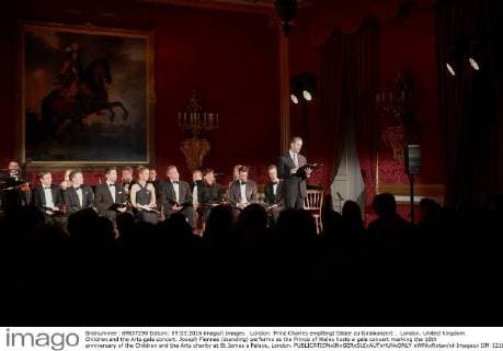 London: Prinz Charles empfängt Gäste zu Galakonzert . London, United Kingdom. Children and the Arts gala concert. Joseph Fiennes (standing) performs as the Prince of Wales hosts a gala concert marking the 10th anniversary of the Children and the Arts charity at St James s Palace, London.  xWPAxRotax xi-Imagesx IIM-12161-0009