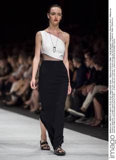 Melbourne Fashion Week - Carla Zampatti Modenschau March 9, 2016 - Melbourne, Victoria, Australia - A model wears Carla Zampatti for the Premium Runway 4 show during the 2016 Melbourne Fashion Week. Melbourne Australia - ZUMAk106