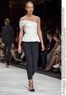 Melbourne Fashion Week - Yeojin Bae Modenschau March 9, 2016 - Melbourne, Victoria, Australia - A model wears Yeojin Bae for the Premium Runway 4 show during the 2016 Melbourne Fashion Week. Melbourne Australia - ZUMAk106