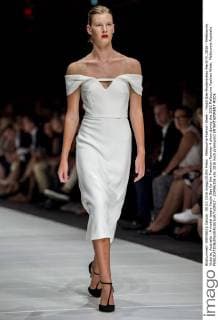 Melbourne Fashion Week - Yeojin Bae Modenschau March 9, 2016 - Melbourne, Victoria, Australia - A model wears Yeojin Bae for the Premium Runway 4 show during the 2016 Melbourne Fashion Week. Melbourne Australia - ZUMAk106