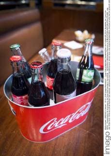 Coca-Cola präsentiert Sonderedition zur Fußball-EM 2016 Bouteilles de Coca Cola SPOS : Presentation de la presence de Coca Cola pendant l Euro2016 - 10 03 2016 JBAutissier Panoramic 