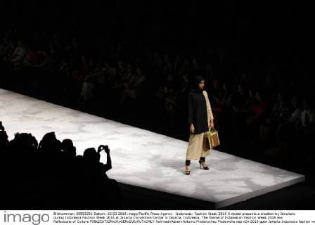 Indonesia: Fashion Week 2016 A model presents a creation by Jenahara during Indonesia Fashion Week 2016 at Jakarta Convention Center in Jakarta, Indonesia. The theme of Indonesian Fashion Week 2016 are Reflections of Culture  RahmadxAzharxHutomo