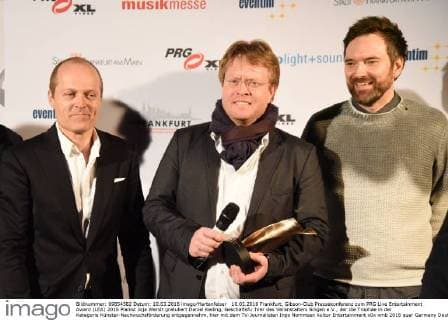 10.03.2016 Frankfurt, Gibson-Club Pressekonferenz zum PRG Live Entertainment Award (LEA) 2016 Pianist Joja Wendt gratuliert Daniel Keding, Geschäftsfu¨hrer des Veranstalters Singen e.V., der die Trophäe in der Kategorie Künster-Nachwuchsförderung entgegennahm, hier mit dem TV-Journalisten Ingo Nommsen