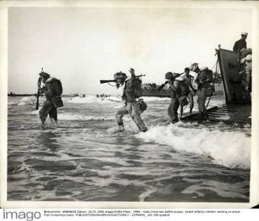 1956 - Suez Crisis war battle occupy. Israeli Infantry military landing on shore from troopships boats. - ZUMAk09_