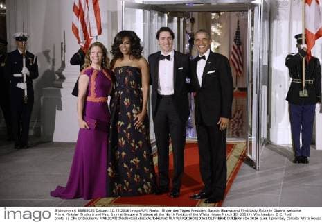 Bilder des Tages President Barack Obama and First Lady Michelle Obama welcome Prime Minister Trudeau and Mrs. Sophie Gregoire Trudeau at the North Portico of the White House March 10, 2016 in Washington, D.C. Pool photo by Olivier Douliery  WAX20160310262 OLIVIERxDOULIERY