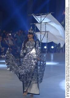 Lahore, PFDC Sunsilk Fashion Week in Pakistan Pakistan: Sunsilk PFDC Fashion Week on its 2nd day Pakistani model presents creations by famous designer ALI XEESHAN on the second day of Pakistan Fashion Design Council (PFDC) Fashion Week.  RanaxSajidxHussain