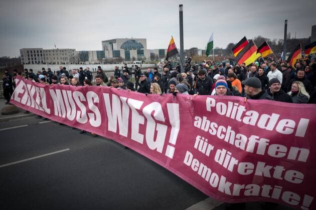 Rechte Demo Merkel muss weg Mehr als 2000 Rechtspopulisten und Rechtsextreme demonstrieren in Berlin unter der Motto „Merkel muss weg gegen die Flüchtlingspolitik der Bundesregierung, gegen die Bundeskanzlerin Angela Merkel, gegen Flüchtlinge und für das deutsche Vaterland. Ein breites Bündnis von Parteien, Gewerkschaften, Kirchen, linke Gruppen und Initiativen und dem Türkischen Bund protestieren gegen die Rechtsextreme Demonstration. Die Spitze der rechten Demo mit Banner: Merkel muss weg! Politikadel abschaffen für direkte Demokratie!