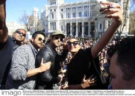 Indian actors (L-R) Anil Kappor, Hrithik Roshan and Sonakshi Sinha, during a flashmob held to promote the Awards Ceremony of the International Indian Film Academy (IIFA), in Madrid, Spain, 13 March 2016. Bollywood will hold its annual awards in the Spanish capital the upcoming 25 June. EFE Victor Lerena FLASHMOB TO PROMOTE BOLLYWOOD IN MADRID !ACHTUNG: NUR REDAKTIONELLE NUTZUNG!  GRA191 20160313-635934830686418457