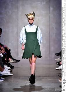 (160314) -- LISBON, March 13, 2016 -- A model presents a creation by Portuguese designer Dino Alves as part of his Fall Winter 2016 17 collection during the three-day Lisbon Fashion Week, in Lisbon, Portugal, on March 13, 2016. The fashion week ended on Sunday.?) PORTUGAL-LISBON-FASHION WEEK-END ZhangxLiyun 