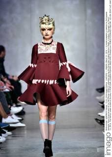 (160314) -- LISBON, March 13, 2016 -- A model presents a creation by Portuguese designer Dino Alves as part of his Fall Winter 2016 17 collection during the three-day Lisbon Fashion Week, in Lisbon, Portugal, on March 13, 2016. The fashion week ended on Sunday.?) PORTUGAL-LISBON-FASHION WEEK-END ZhangxLiyun 