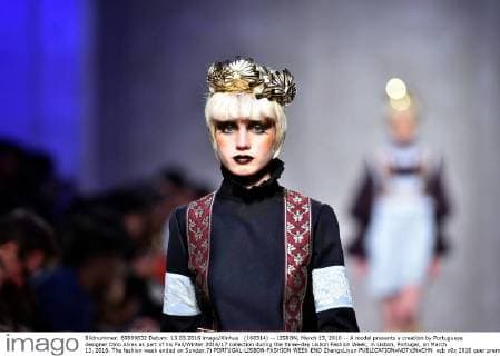 (160314) -- LISBON, March 13, 2016 -- A model presents a creation by Portuguese designer Dino Alves as part of his Fall Winter 2016 17 collection during the three-day Lisbon Fashion Week, in Lisbon, Portugal, on March 13, 2016. The fashion week ended on Sunday.?) PORTUGAL-LISBON-FASHION WEEK-END ZhangxLiyun 