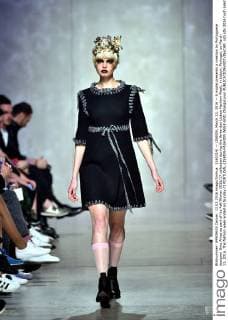 (160314) -- LISBON, March 13, 2016 -- A model presents a creation by Portuguese designer Dino Alves as part of his Fall Winter 2016 17 collection during the three-day Lisbon Fashion Week, in Lisbon, Portugal, on March 13, 2016. The fashion week ended on Sunday.?) PORTUGAL-LISBON-FASHION WEEK-END ZhangxLiyun 