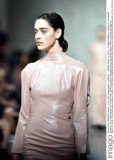 (160314) -- LISBON, March 13, 2016 -- A model presents a creation by Portuguese designer Luis Carvalho as part of his Fall Winter 2016 17 collection during the three-day Lisbon Fashion Week, in Lisbon, Portugal, on March 13, 2016. The fashion week ended on Sunday.?) PORTUGAL-LISBON-FASHION WEEK-END ZhangxLiyun 
