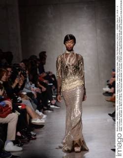 Lissabon Fashion Week - Nadir Tati Modenschau (160314) -- LISBON, March 13, 2016 -- A model presents a creation by Angola designer NDIR TATI as part of his Fall Winter 2016 17 collection during the three-day Lisbon Fashion Week, in Lisbon, Portugal, on March 13, 2016. The fashion week ended on Sunday.?) PORTUGAL-LISBON-FASHION WEEK-END ZhangxLiyun 