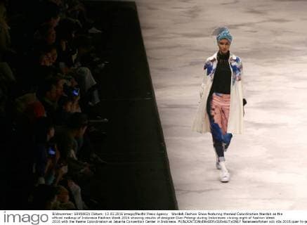 Wardah Fashion Show featuring themed Colordination Wardah as the official makeup of Indonesia Fashion Week 2016 showing results of designer Dian Pelangi during Indonesian closing night of Fashion Week 2016 with the theme Colordination at Jakarta Convention Center in Indonesa.  NatanaelxPohan