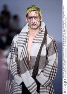 Bilder des Tages March 13, 2016 - Lisbon, Portugal - A model presents a creation from Kolovrat Fall Winter 2016 2017 collection during the Lisbon Fashion Week on March 11, 2016 in Lisbon, Portugal. Lisbon Portugal  - ZUMAn230