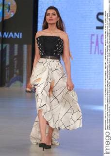Pakistan : Depak Perwani s designs showcased in PFDC Sunsilk Fashion Week Pakistani model presents creations of famous designer Depak Perwani on the last day of Pakistan Fashion Design Council (PFDC) Sunsilk Fashion Week 2016.  RanaxSajidxHussain