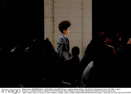 Lissabon Fashion Week - Luis Carvalho Modenschau March 13, 2016 - Lisbon, Portugal - A model presents a creation from the Portuguese fashion designer Luis Carvalho Fall Winter 2016 2017 collection during the Lisbon Fashion Week on March 13, 2016 in Lisbon, Portugal. Lisbon Portugal - ZUMAf123