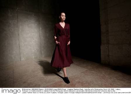 Lissabon Fashion Week - Luis Carvalho Modenschau March 13, 2016 - Lisbon, Portugal - A model presents a creation from the Portuguese fashion designer Luis Carvalho Fall Winter 2016 2017 collection during the Lisbon Fashion Week on March 13, 2016 in Lisbon, Portugal. Lisbon Portugal - ZUMAf123