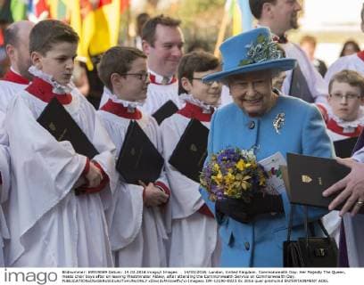 . 14 03 2016. London, United Kingdom. Commonwealth Day. Her Majesty The Queen, meets choir boys after on leaving Westminster Abbey, after attending the Commonwealth Service on Commonwealth Day.  xDavidxMirzoeffx xi-Imagesx IIM-12190-0023