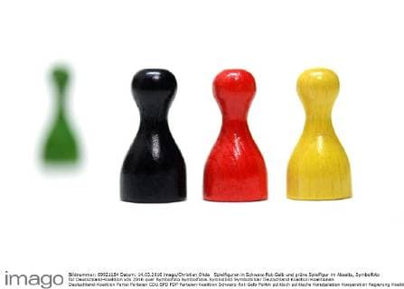 Spielfiguren in Schwarz-Rot-Gelb und grÃ¼ne Spielfigur im Abseits, Symbolfoto fÃ¼r Deutschland-Koalition ** NUR FUER REDAKTIONELLE ZWECKE ** EDITORIAL USE ONLY **