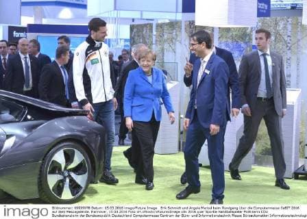 Erik Schmidt und Angela Merkel beim Rundgang über die Computermesse CeBIT 2016 auf dem Messegelände. Hannover, 15.03.2016 Foto:xH.xFrostx xFuturexImage