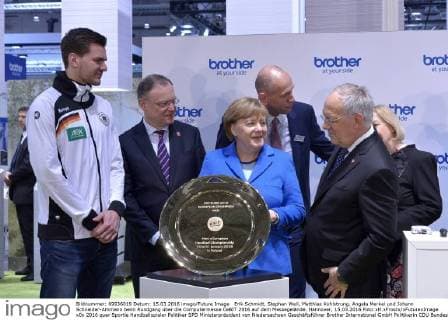 Erik Schmidt, Stephan Weil, Matthias Kohlstrung, Angela Merkel und Johann Schneider-Ammann beim Rundgang über die Computermesse CeBIT 2016 auf dem Messegelände. Hannover, 15.03.2016 Foto:xH.xFrostx xFuturexImage