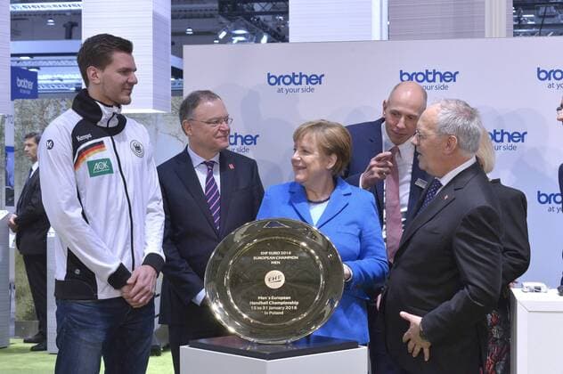 Erik Schmidt, Stephan Weil, Matthias Kohlstrung, Angela Merkel und Johann Schneider-Ammann beim Rundgang über die Computermesse CeBIT 2016 auf dem Messegelände. Hannover, 15.03.2016 Foto:xH.xFrostx xFuturexImage