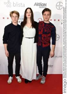 Louis Hofmann, Gast und Jannik Schümann bei der Verleihung des Deutschen Hörfilmpreises 2016 im Kino International. Berlin, 15.03.2016 Foto:xFredericx xFuturexImage